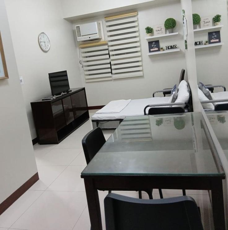 Sala de estar elegantemente projetada com móveis modernos em um apartamento no Building Newport Boulevard - hosteeva - 1570544 em Pasay City, Pasay City Sala de estar elegantemente projetada com móveis modernos em um apartamento no Building Newport Boulevard - hosteeva - 1570544 em Pasay City, Pasay City