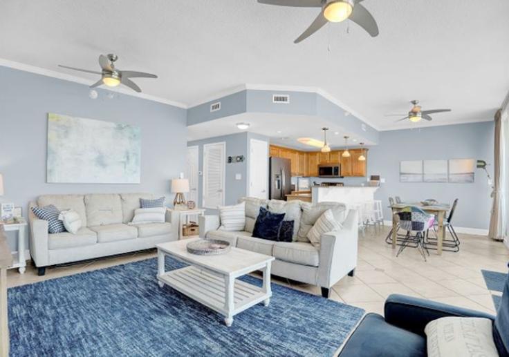 Elegante sala de estar con mobiliario moderno en un apartamento en Building West Beach Boulevard - hosteeva - 1570526 en Gulf Shores, Gulf Shores Elegante sala de estar con mobiliario moderno en un apartamento en Building West Beach Boulevard - hosteeva - 1570526 en Gulf Shores, Gulf Shores
