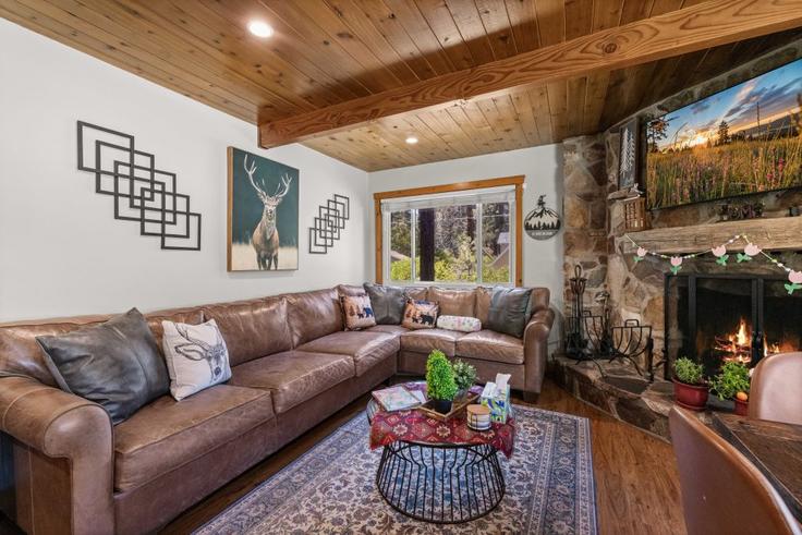 Building Barrett Way - hosteeva - 1570517 adresindeki bir dairede modern mobilyalarla zarif bir şekilde tasarlanmış oturma odası Big Bear, Big Bear Building Barrett Way - hosteeva - 1570517 adresindeki bir dairede modern mobilyalarla zarif bir şekilde tasarlanmış oturma odası Big Bear, Big Bear