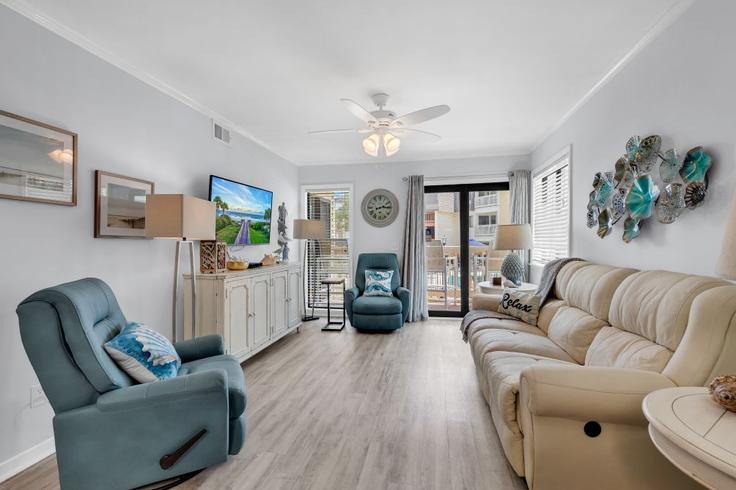 Building Seaside Place - hosteeva - 1570470 adresindeki bir dairede modern mobilyalarla zarif bir şekilde tasarlanmış oturma odası Myrtle Beach, Myrtle Beach Building Seaside Place - hosteeva - 1570470 adresindeki bir dairede modern mobilyalarla zarif bir şekilde tasarlanmış oturma odası Myrtle Beach, Myrtle Beach