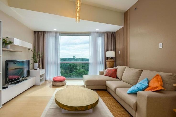 Sala de estar elegantemente projetada com móveis modernos em um apartamento no Building 20 - hosteeva - 1570467 em Bonifacio Global City, Makati City