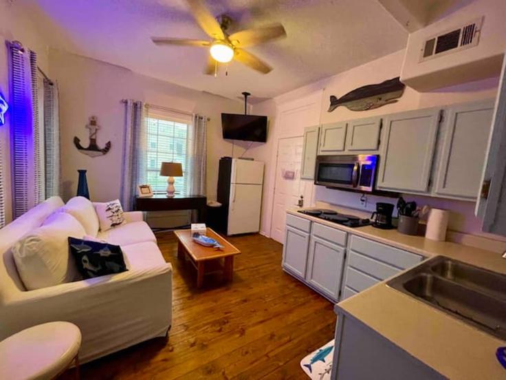 Salle de séjour élégante avec mobilier moderne dans un appartement à Building Avenue Q - hosteeva - 1570463 à Galveston, Galveston Salle de séjour élégante avec mobilier moderne dans un appartement à Building Avenue Q - hosteeva - 1570463 à Galveston, Galveston