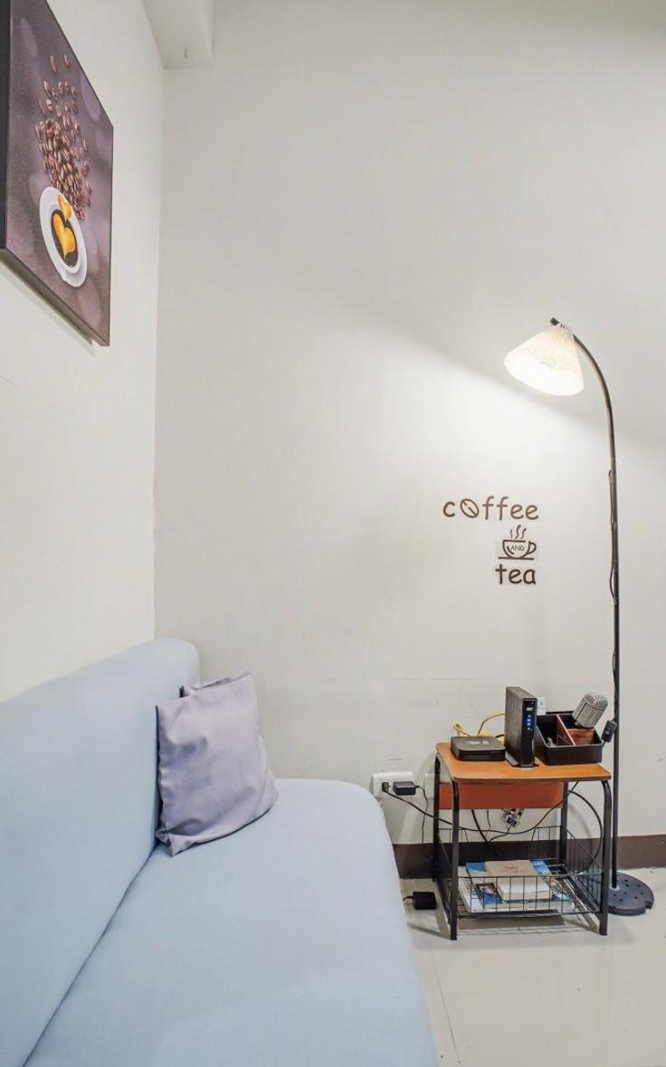 Building Tomas Morato Avenue - hosteeva - 1571233 adresindeki bir dairede modern mobilyalarla zarif bir şekilde tasarlanmış oturma odası Quezon City, Quezon City