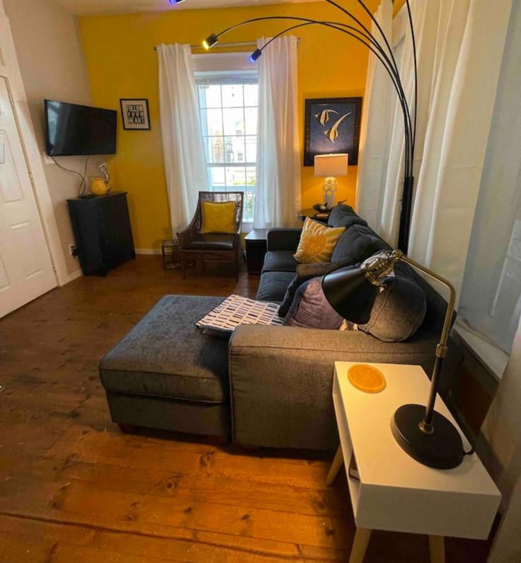 Galveston GalvestonのBuilding Avenue Q - hosteeva - 1571062のアパートメントにある、モダンな家具を備えたエレガントなデザインのリビングルーム Galveston GalvestonのBuilding Avenue Q - hosteeva - 1571062のアパートメントにある、モダンな家具を備えたエレガントなデザインのリビングルーム