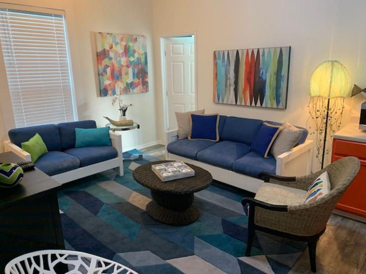 Building Avenue N - hosteeva - 1573978 adresindeki bir dairede modern mobilyalarla zarif bir şekilde tasarlanmış oturma odası Galveston, Galveston Building Avenue N - hosteeva - 1573978 adresindeki bir dairede modern mobilyalarla zarif bir şekilde tasarlanmış oturma odası Galveston, Galveston