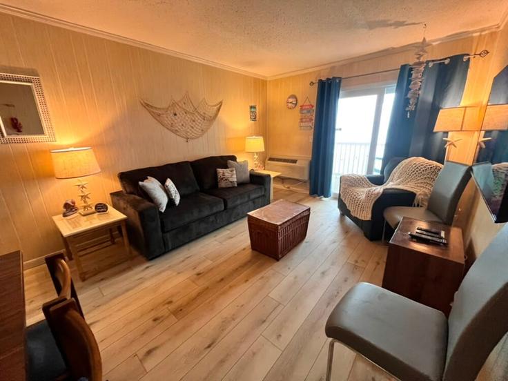 Elegante sala de estar con mobiliario moderno en un apartamento en Building South Ocean Boulevard - hosteeva - 1575171 en North Myrtle Beach, North Myrtle Beach Elegante sala de estar con mobiliario moderno en un apartamento en Building South Ocean Boulevard - hosteeva - 1575171 en North Myrtle Beach, North Myrtle Beach