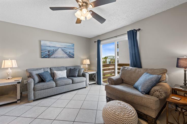 Salle de séjour élégante avec mobilier moderne dans un appartement à Building East Beach Boulevard - hosteeva - 1588202 à Gulf Shores, Gulf Shores Salle de séjour élégante avec mobilier moderne dans un appartement à Building East Beach Boulevard - hosteeva - 1588202 à Gulf Shores, Gulf Shores