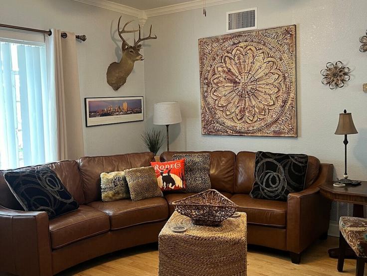Sala de estar elegantemente projetada com móveis modernos em um apartamento no Building West 1st Street - hosteeva - 1590631 em Fort Worth, Fort Worth Sala de estar elegantemente projetada com móveis modernos em um apartamento no Building West 1st Street - hosteeva - 1590631 em Fort Worth, Fort Worth