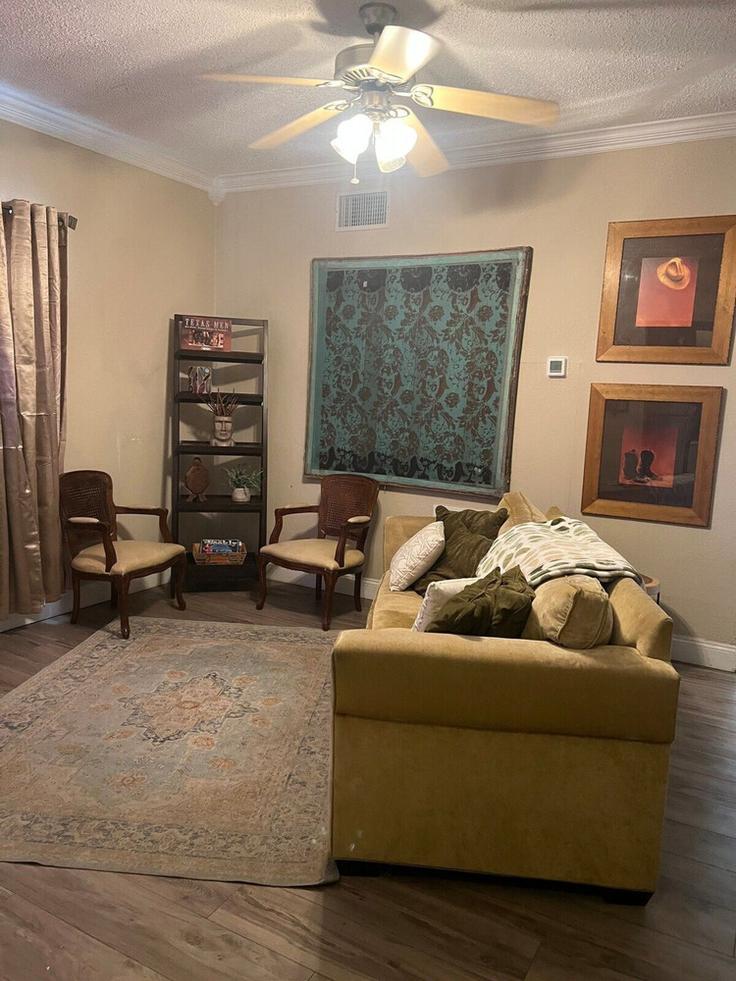 Sala de estar elegantemente projetada com móveis modernos em um apartamento no Building West 1st Street - hosteeva - 1591611 em Fort Worth, Fort Worth Sala de estar elegantemente projetada com móveis modernos em um apartamento no Building West 1st Street - hosteeva - 1591611 em Fort Worth, Fort Worth
