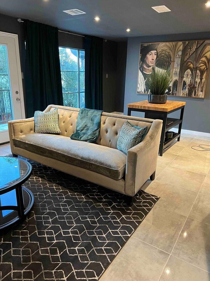 Elegante sala de estar con mobiliario moderno en un apartamento en Building Reagan Street - hosteeva - 1592665 en Dallas, Dallas Elegante sala de estar con mobiliario moderno en un apartamento en Building Reagan Street - hosteeva - 1592665 en Dallas, Dallas