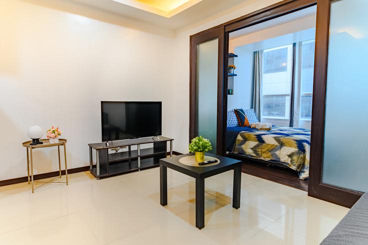 Salle de séjour élégante avec mobilier moderne dans un appartement à Building 6th Avenue - hosteeva - 1595365 à Makati City, Makati City Salle de séjour élégante avec mobilier moderne dans un appartement à Building 6th Avenue - hosteeva - 1595365 à Makati City, Makati City