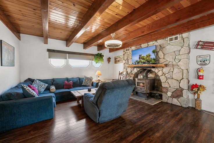 Elegante sala de estar con mobiliario moderno en un apartamento en Building West Aeroplane Boulevard - hosteeva - 1606269 en Big Bear, Big Bear