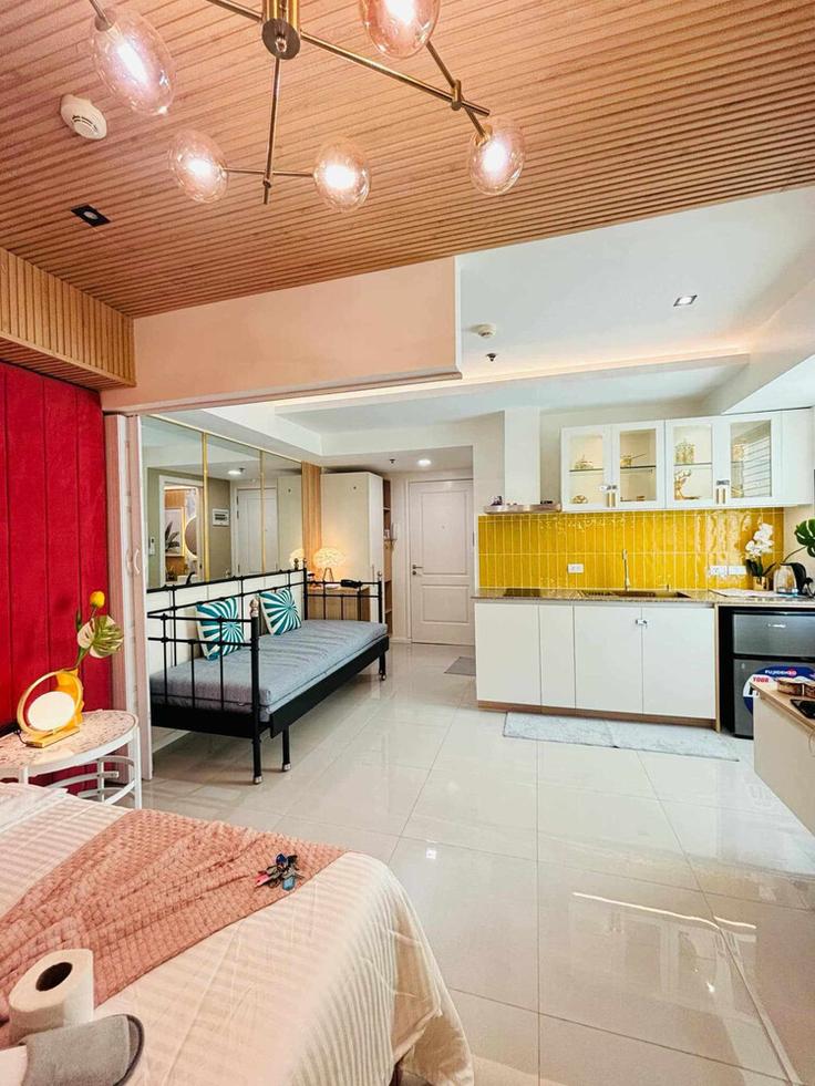 Building Km 16 W Service Rd - hosteeva - 1626464 adresindeki bir dairede modern mobilyalarla zarif bir şekilde tasarlanmış oturma odası Bicutan, Parañaque Building Km 16 W Service Rd - hosteeva - 1626464 adresindeki bir dairede modern mobilyalarla zarif bir şekilde tasarlanmış oturma odası Bicutan, Parañaque