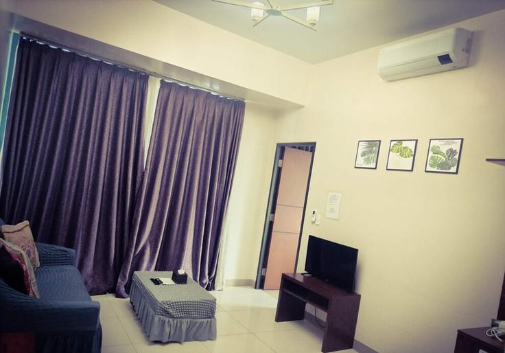 Taguig TaguigのBuilding 36th St - hosteeva - 1637213のアパートメントにある、モダンな家具を備えたエレガントなデザインのリビングルーム Taguig TaguigのBuilding 36th St - hosteeva - 1637213のアパートメントにある、モダンな家具を備えたエレガントなデザインのリビングルーム