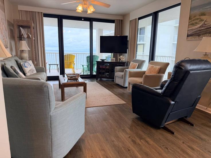 Orange Beach Orange BeachのBuilding Perdido Beach Boulevard - hosteeva - 1639509のアパートメントにある、モダンな家具を備えたエレガントなデザインのリビングルーム