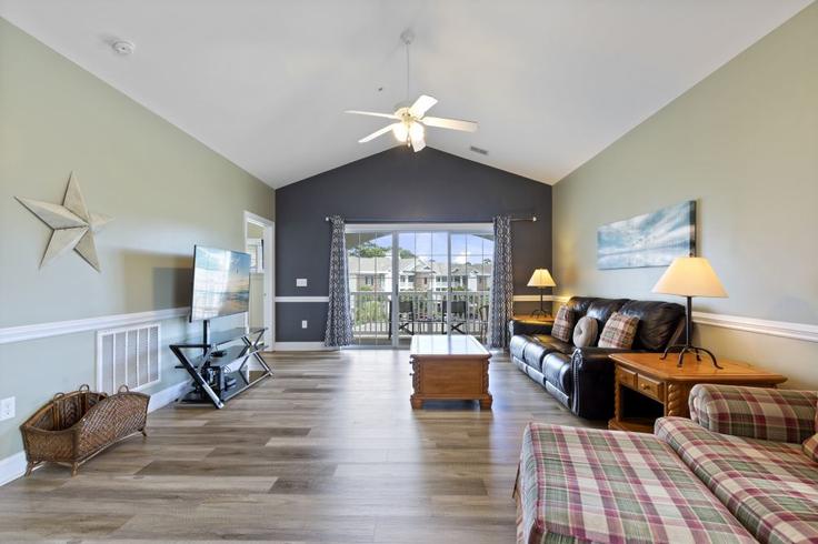 Building Dahlia Court - hosteeva - 1570499 adresindeki bir dairede modern mobilyalarla zarif bir şekilde tasarlanmış oturma odası Myrtle Beach, Myrtle Beach Building Dahlia Court - hosteeva - 1570499 adresindeki bir dairede modern mobilyalarla zarif bir şekilde tasarlanmış oturma odası Myrtle Beach, Myrtle Beach