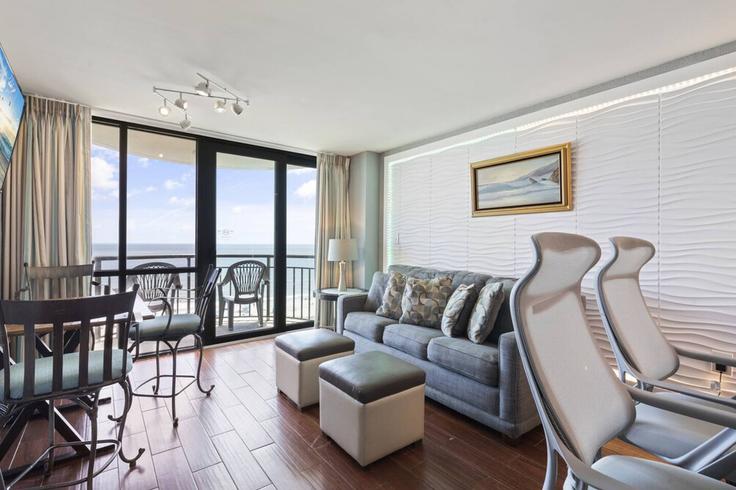 Building North Ocean Boulevard - hosteeva - 1267974 - USA adresindeki bir dairede modern mobilyalarla zarif bir şekilde tasarlanmış oturma odası Myrtle Beach, Myrtle Beach Building North Ocean Boulevard - hosteeva - 1267974 - USA adresindeki bir dairede modern mobilyalarla zarif bir şekilde tasarlanmış oturma odası Myrtle Beach, Myrtle Beach