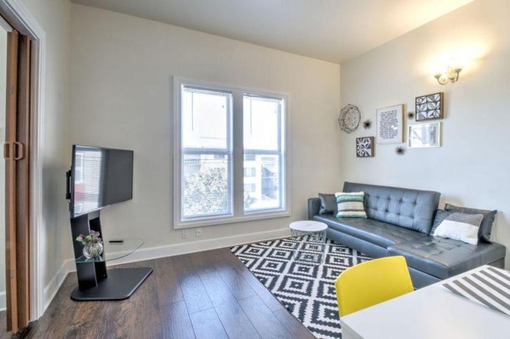 Sala de estar elegantemente projetada com móveis modernos em um apartamento no Building 14th Avenue - hosteeva - 1270021 - SEA em Seattle, Seattle