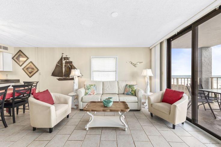 Elegant gestaltetes Wohnzimmer mit moderner Einrichtung in einer Wohnung im Building Perdido Beach Boulevard - hosteeva - 1269151 - USA in Orange Beach, Orange Beach Elegant gestaltetes Wohnzimmer mit moderner Einrichtung in einer Wohnung im Building Perdido Beach Boulevard - hosteeva - 1269151 - USA in Orange Beach, Orange Beach