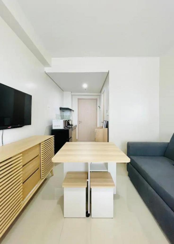 Mandurriao, Iloilo City에 위치한 Building Benigno Aquino Avenue - hosteeva - 1266477 유닛의 세련된 인테리어가 돋보이는 거실 Mandurriao, Iloilo City에 위치한 Building Benigno Aquino Avenue - hosteeva - 1266477 유닛의 세련된 인테리어가 돋보이는 거실