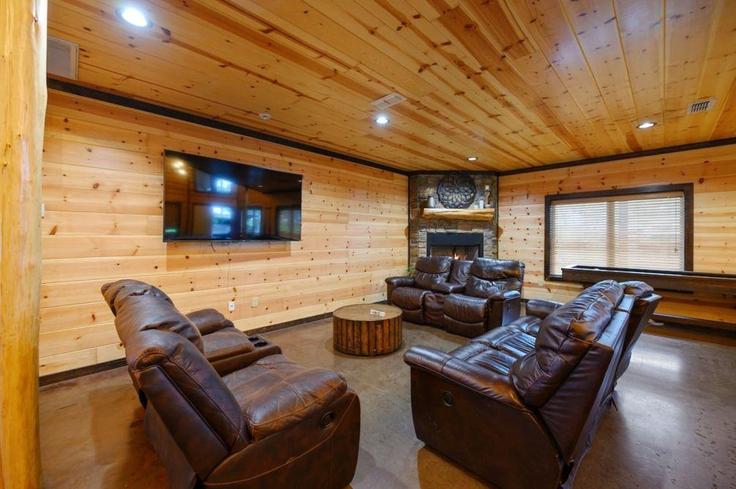 Elegante sala de estar con mobiliario moderno en un apartamento en Building North Lukfata Trail Road - hosteeva - 1266224 - USA en Hochatown, Hochatown