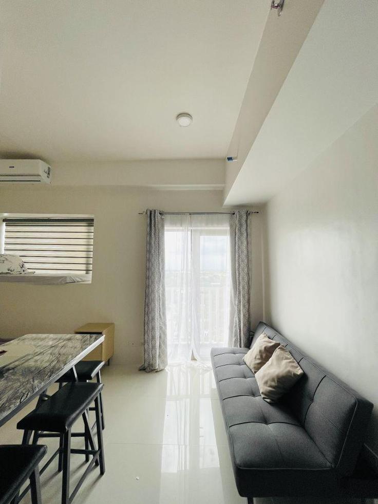 Mandurriao, Iloilo City에 위치한 Building Iloilo City - hosteeva - 1267786 유닛의 세련된 인테리어가 돋보이는 거실 Mandurriao, Iloilo City에 위치한 Building Iloilo City - hosteeva - 1267786 유닛의 세련된 인테리어가 돋보이는 거실