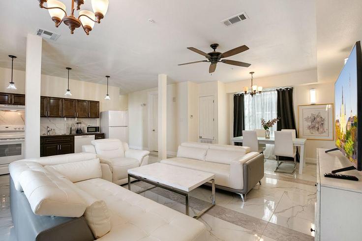 New Orleans, New Orleans에 위치한 Building Baronne Street - hosteeva - 1269234 - USA 유닛의 세련된 인테리어가 돋보이는 거실 New Orleans, New Orleans에 위치한 Building Baronne Street - hosteeva - 1269234 - USA 유닛의 세련된 인테리어가 돋보이는 거실