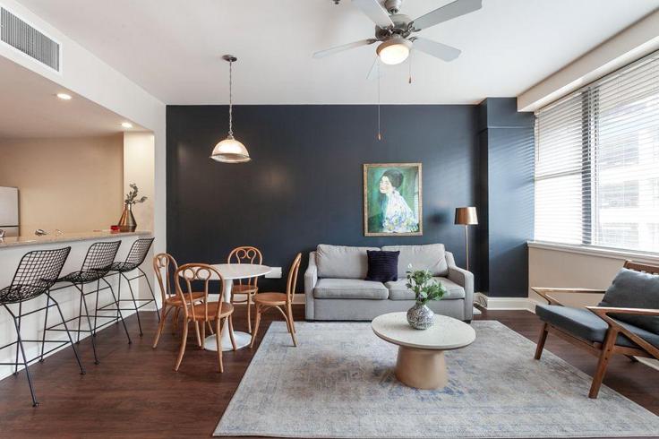 New Orleans, New Orleans에 위치한 Building Common Street - hosteeva - 1266917 - USA 유닛의 세련된 인테리어가 돋보이는 거실 New Orleans, New Orleans에 위치한 Building Common Street - hosteeva - 1266917 - USA 유닛의 세련된 인테리어가 돋보이는 거실