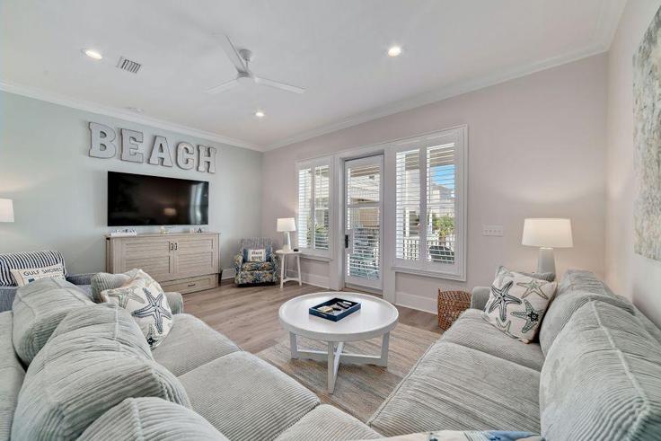 Sala de estar elegantemente projetada com móveis modernos em um apartamento no Building West Beach Boulevard - hosteeva - 1266997 - USA em Gulf Shores, Gulf Shores Sala de estar elegantemente projetada com móveis modernos em um apartamento no Building West Beach Boulevard - hosteeva - 1266997 - USA em Gulf Shores, Gulf Shores