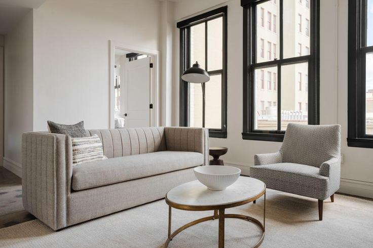 Elegant gestaltetes Wohnzimmer mit moderner Einrichtung in einer Wohnung im Building East Travis Street - hosteeva - 1267133 - USA in San Antonio, San Antonio