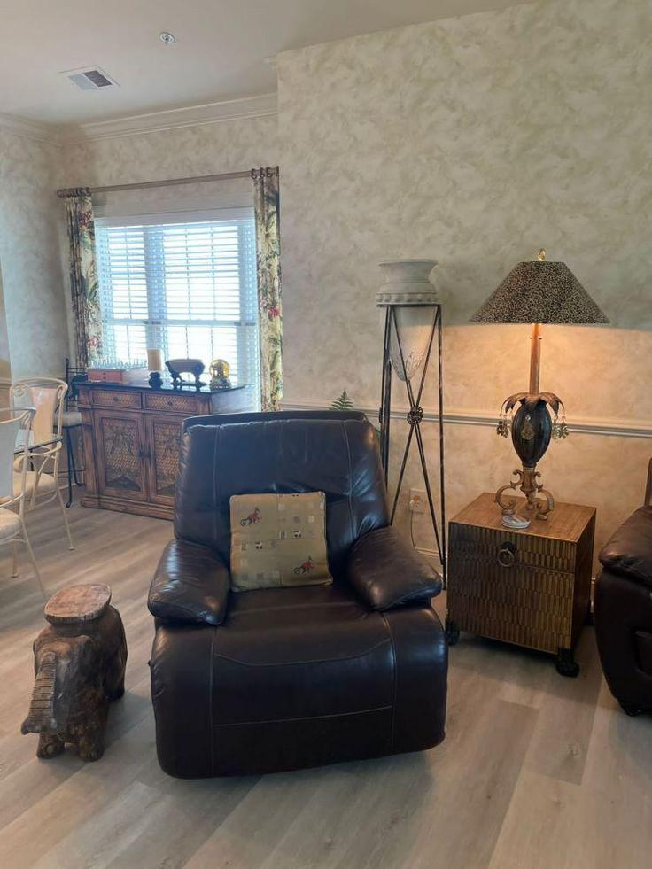 Myrtle Beach, Myrtle Beach에 위치한 Building Wild Iris Drive - hosteeva - 1268159 - USA 아파트의 세련된 인테리어가 돋보이는 거실 Myrtle Beach, Myrtle Beach에 위치한 Building Wild Iris Drive - hosteeva - 1268159 - USA 아파트의 세련된 인테리어가 돋보이는 거실