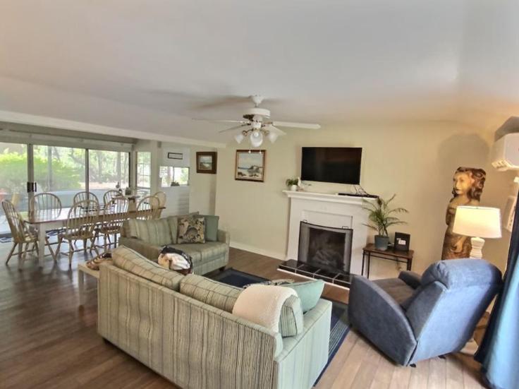 Sala de estar elegantemente projetada com móveis modernos em um apartamento no Building Council Lane - hosteeva - 1328675 em Gulf Shores, Gulf Shores Sala de estar elegantemente projetada com móveis modernos em um apartamento no Building Council Lane - hosteeva - 1328675 em Gulf Shores, Gulf Shores