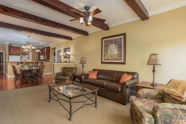 Elegant gestaltetes Wohnzimmer mit moderner Einrichtung in einer Wohnung im Building Golf View Drive - hosteeva - 1268894 - USA in Branson, Branson Elegant gestaltetes Wohnzimmer mit moderner Einrichtung in einer Wohnung im Building Golf View Drive - hosteeva - 1268894 - USA in Branson, Branson