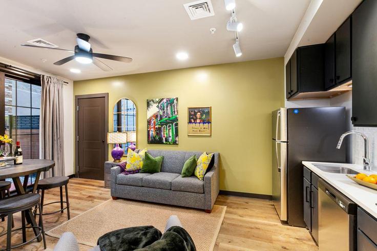 Sala de estar elegantemente projetada com móveis modernos em um apartamento no Building Canal Street - hosteeva - 1267088 - USA em New Orleans, New Orleans Sala de estar elegantemente projetada com móveis modernos em um apartamento no Building Canal Street - hosteeva - 1267088 - USA em New Orleans, New Orleans