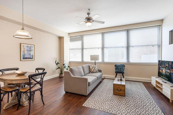 New Orleans, New Orleans에 위치한 Building Common Street - hosteeva - 1266934 - USA 유닛의 세련된 인테리어가 돋보이는 거실 New Orleans, New Orleans에 위치한 Building Common Street - hosteeva - 1266934 - USA 유닛의 세련된 인테리어가 돋보이는 거실
