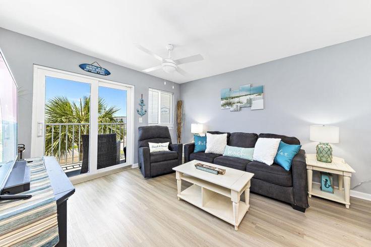 Salle de séjour élégante avec mobilier moderne dans un appartement à Building Plantation Road - hosteeva - 1267985 - USA à Gulf Shores, Gulf Shores Salle de séjour élégante avec mobilier moderne dans un appartement à Building Plantation Road - hosteeva - 1267985 - USA à Gulf Shores, Gulf Shores