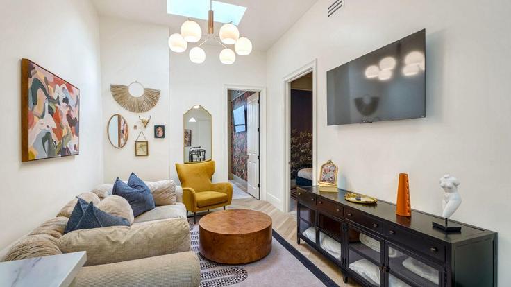 Sala de estar elegantemente projetada com móveis modernos em um apartamento no Building Baronne Street - hosteeva - 1267112 - USA em New Orleans, New Orleans Sala de estar elegantemente projetada com móveis modernos em um apartamento no Building Baronne Street - hosteeva - 1267112 - USA em New Orleans, New Orleans