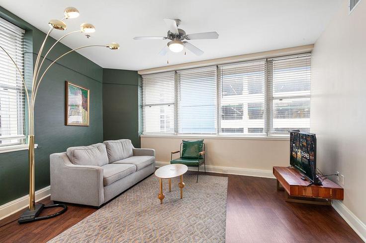 Salle de séjour élégante avec mobilier moderne dans un appartement à Building Common Street - hosteeva - 1266901 - USA à New Orleans, New Orleans Salle de séjour élégante avec mobilier moderne dans un appartement à Building Common Street - hosteeva - 1266901 - USA à New Orleans, New Orleans