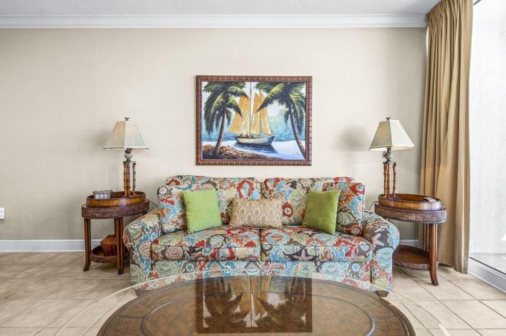 Elegant gestaltetes Wohnzimmer mit moderner Einrichtung in einer Wohnung im Building East Beach Boulevard - hosteeva - 1269185 - USA in Gulf Shores, Gulf Shores Elegant gestaltetes Wohnzimmer mit moderner Einrichtung in einer Wohnung im Building East Beach Boulevard - hosteeva - 1269185 - USA in Gulf Shores, Gulf Shores