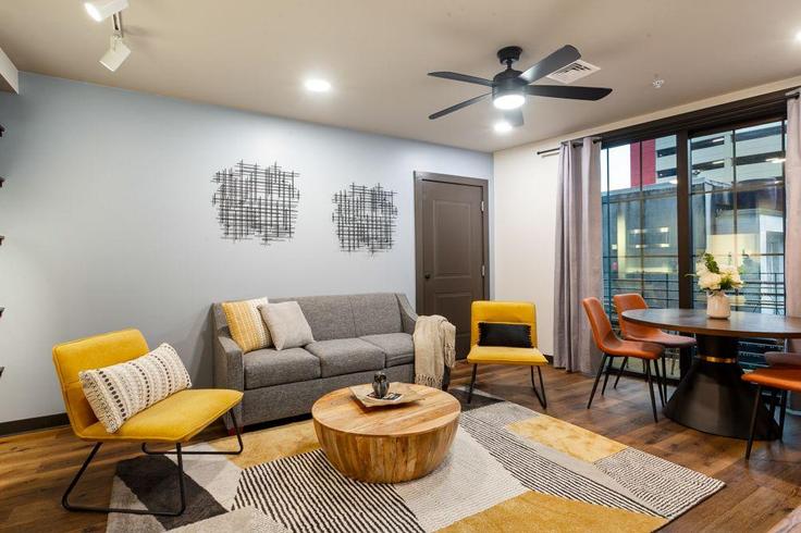 Sala de estar elegantemente projetada com móveis modernos em um apartamento no Building Canal Street - hosteeva - 1267083 - USA em New Orleans, New Orleans Sala de estar elegantemente projetada com móveis modernos em um apartamento no Building Canal Street - hosteeva - 1267083 - USA em New Orleans, New Orleans