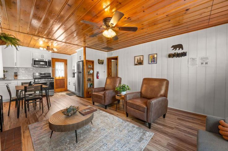 Building Willow Avenue - hosteeva - 1266282 - LAX adresindeki bir dairede modern mobilyalarla zarif bir şekilde tasarlanmış oturma odası Big Bear Lake, Big Bear Lake Building Willow Avenue - hosteeva - 1266282 - LAX adresindeki bir dairede modern mobilyalarla zarif bir şekilde tasarlanmış oturma odası Big Bear Lake, Big Bear Lake