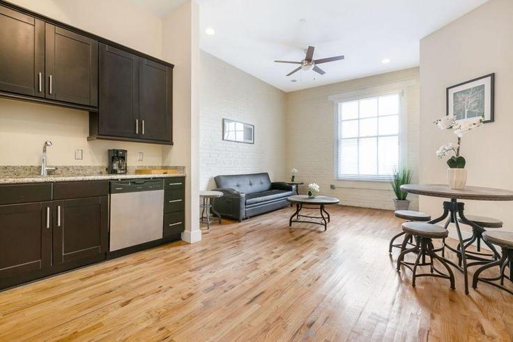 New Orleans, New Orleans에 위치한 Building Magazine Street - hosteeva - 1251952 - USA 유닛의 세련된 인테리어가 돋보이는 거실 New Orleans, New Orleans에 위치한 Building Magazine Street - hosteeva - 1251952 - USA 유닛의 세련된 인테리어가 돋보이는 거실