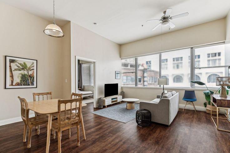 Elegant gestaltetes Wohnzimmer mit moderner Einrichtung in einer Wohnung im Building Common Street - hosteeva - 1266895 - USA in New Orleans, New Orleans