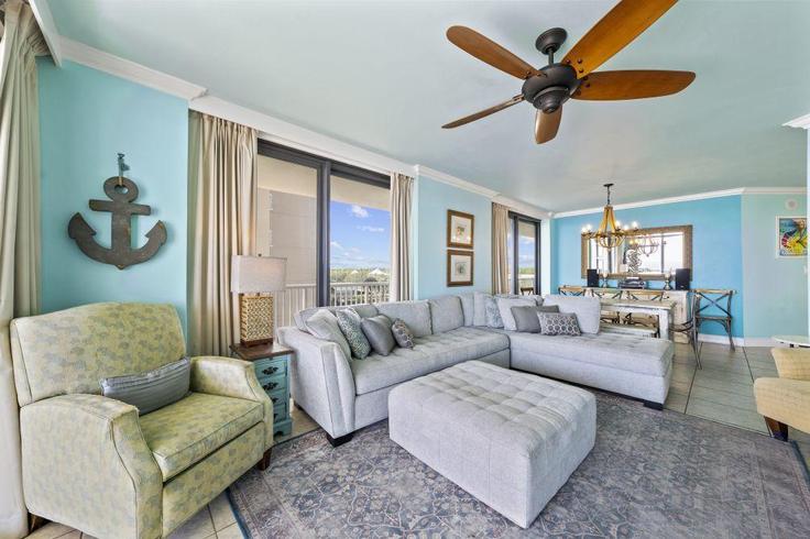 Building Perdido Beach Boulevard - hosteeva - 1341348 adresindeki bir dairede modern mobilyalarla zarif bir şekilde tasarlanmış oturma odası Orange Beach, Orange Beach