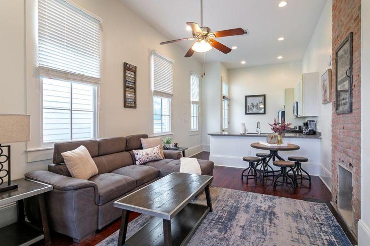 Sala de estar elegantemente projetada com móveis modernos em um apartamento no Building Carondelet Street - hosteeva - 1269208 - USA em New Orleans, New Orleans Sala de estar elegantemente projetada com móveis modernos em um apartamento no Building Carondelet Street - hosteeva - 1269208 - USA em New Orleans, New Orleans