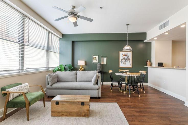 Building Common Street - hosteeva - 1266894 - USA adresindeki bir dairede modern mobilyalarla zarif bir şekilde tasarlanmış oturma odası New Orleans, New Orleans Building Common Street - hosteeva - 1266894 - USA adresindeki bir dairede modern mobilyalarla zarif bir şekilde tasarlanmış oturma odası New Orleans, New Orleans