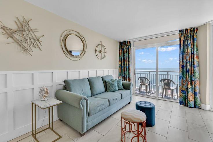 Myrtle Beach, Myrtle Beach에 위치한 Building North Creekside Drive - hosteeva - 1270017 - USA 유닛의 세련된 인테리어가 돋보이는 거실 Myrtle Beach, Myrtle Beach에 위치한 Building North Creekside Drive - hosteeva - 1270017 - USA 유닛의 세련된 인테리어가 돋보이는 거실