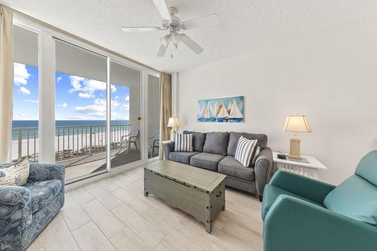 Building East Beach Boulevard - hosteeva - 1270011 - USA adresindeki bir dairede modern mobilyalarla zarif bir şekilde tasarlanmış oturma odası Gulf Shores, Gulf Shores Building East Beach Boulevard - hosteeva - 1270011 - USA adresindeki bir dairede modern mobilyalarla zarif bir şekilde tasarlanmış oturma odası Gulf Shores, Gulf Shores