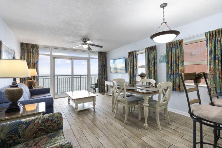 Building North Ocean Boulevard - hosteeva - 1268172 - USA adresindeki bir dairede modern mobilyalarla zarif bir şekilde tasarlanmış oturma odası Myrtle Beach, Myrtle Beach Building North Ocean Boulevard - hosteeva - 1268172 - USA adresindeki bir dairede modern mobilyalarla zarif bir şekilde tasarlanmış oturma odası Myrtle Beach, Myrtle Beach