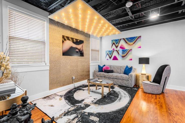 Elegant gestaltetes Wohnzimmer mit moderner Einrichtung in einer Wohnung im Building Camellia Street - hosteeva - 1266988 - USA in Biloxi, Biloxi Elegant gestaltetes Wohnzimmer mit moderner Einrichtung in einer Wohnung im Building Camellia Street - hosteeva - 1266988 - USA in Biloxi, Biloxi
